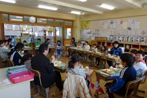 DSC04570 卒業おめでとう給食は3つの班で行われました。\