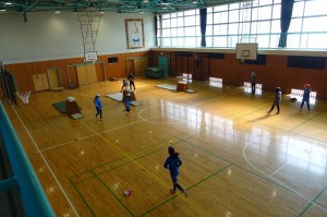 DSC04589 4・5年生の体育です。跳び箱をみんな楽しんでいます。\