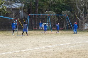 DSC04601 ブランコと野球を組み合わせて遊んでいるようですが,バットもボールもかなり柔らかいので安全です。\