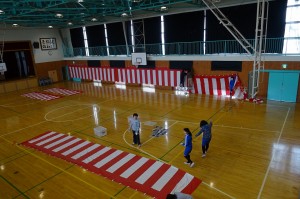 DSC04602 4・5年生が卒業式式場を作っています。協力しながらよく働きます。\