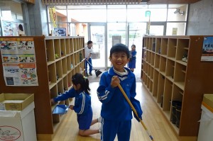 DSC04607 2年生の昇降口掃除