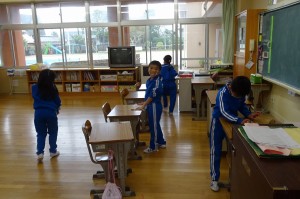 DSC04609 1年生の教室掃除