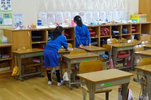 DSC04611 2年の教室掃除