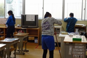 DSC04613 5年生の教室掃除