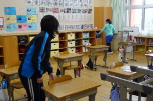 DSC04617 6年生の教室掃除