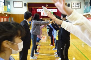 DSC04652 花道を作り6年生の退場です。\