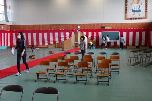 DSC04659 次に椅子やテーブルを並べました。\