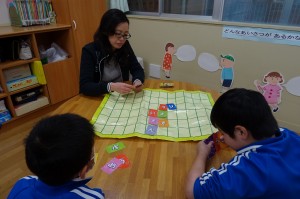 DSC04679 昼休みゲームをして楽しんでいました。\