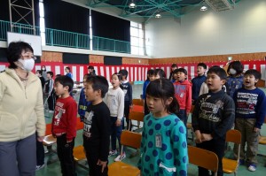 DSC04714 6年生が退場した後,1~5年生が歌の練習をしました。\