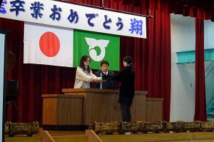 DSC04732 この写真は,鹿嶋市からの卒業祝い品をいただく練習の様子です。\\\\