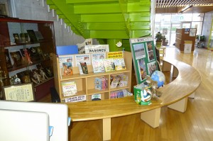 DSC04763 エントランスの奥から正面。ベンチがあり,本が読めるようになっています。最近は,6年生女子が朝に集まっておしゃべりしています。\