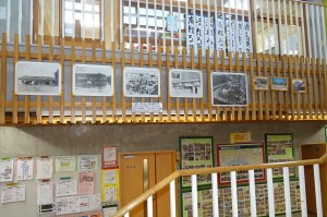 DSC04766 歴史豊かな豊津小の写真が展示されていて,階段踊り場から見ることができます。\