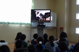 DSC04781 鹿嶋市教育会音楽発表会のDVDをみんなで見ました。\