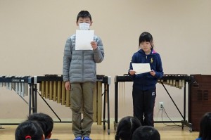 DSC04783 飼育栽培委員会から・・・, 本校の2匹のパンダうさぎの名前が決定したことの発表がありました。「シャープリー」と「リボン」に決定しました。\