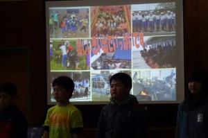 DSC04788 後ろの画面には,沢山の思い出が映し出されます。\