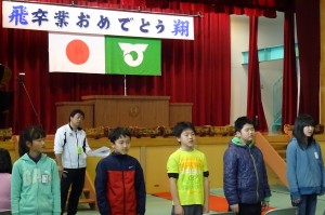 DSC04791 ⒍年生は「ひまわりの約束」を歌います。\