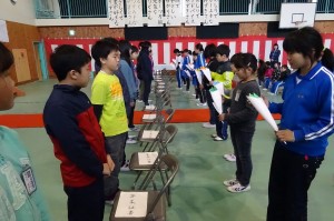 DSC04792 最後,6年生一人一人に花を贈りますが,渡す人達だけでなく低学年の子たちも「おめでとうございます」という練習をしました。\