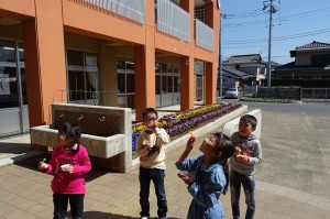 DSC04821 1年生は,シャボン玉を楽しんでいました。野口雨情の歌も口ずさんでいました。\