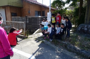DSC04830 豊津まちづくりセンター館長さんがいらっしゃって,2年生の写真を撮ってくださいました。新聞に載るそうです。\