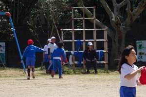 DSC04840 3年生はお楽しみ会です。さっきはドッジボールをしていましたが,今は「ドロケー」かな!?\