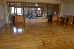 DSC04845 ワックスを塗り終わった2年生の教室です。\