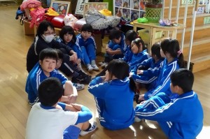DSC04850 2年生は,エントランスで大掃除の反省をしていました。ワックスが乾くまで教室には入れません。\