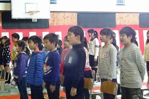 DSC04916 在校生が一生懸命歌います。\
