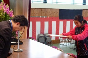 DSC04952 修了証の伝達です。\