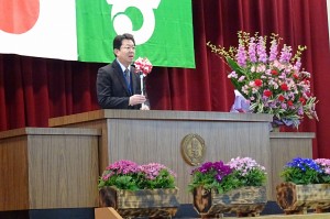 DSC04954 校長先生のお話。一年を振り返って,「直してほしいこと」→「あいさつは元気に」,「これからも伸ばしてほしいこと」→「いつも一生懸命学習していること」とお話がありました。\