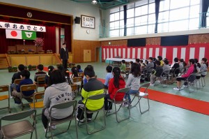 DSC04964 生徒指導主事の先生の話。「交通事故に遭わないよう交通ルールを守る。」「ヘルメットをかぶる」「市の鐘を家に帰ってから聴くようにしよう!」\