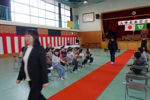 DSC04974 この写真は入学式の練習をしているところです。\