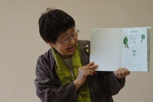 DSC05047 朝の時間にボランティアの古賀さんによる読み聞かせがありました。\