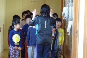 DSC05053 2,3年生が真剣に先生のお話を聞いています。\