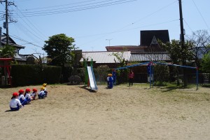 DSC05055 1年生は,体育で「すべり台の使い方」をみんなで確認したあと,「うんてい」に挑戦しました。\
