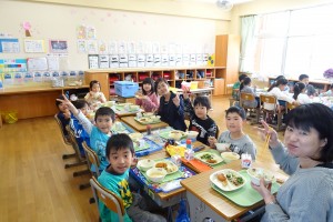 DSC05093 ダフネ先生も一緒に食べました。ダフネ先生は,お箸を上手に使って食べていました。\