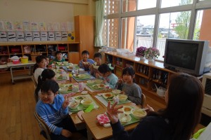 DSC05094 2・3年生の給食の様子です。\
