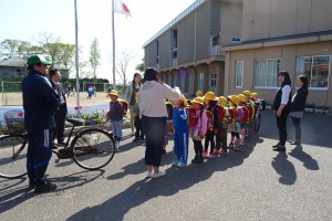 DSC05095 入学してから初めての5時間授業の1年生。2年生と一緒に下校します。\