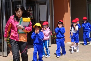 DSC05097 今日は,3校時に火災を想定した避難訓練をおこないました。1年生は,やくそくを守って避難できました。\