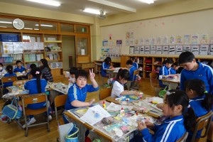 DSC05112 2・3年生の図工の授業です。紙粘土に絵の具で色づけしたり,練り込んだりしてカラフルな作品をつくりました。\