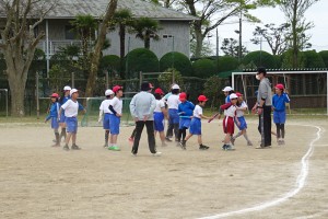 DSC05113 4・5・6年生の体育では,リレーのバトンパスを練習しました。\