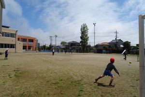 DSC05118 昼休み,先生と一緒にサッカーを楽しむ姿が見られました。\