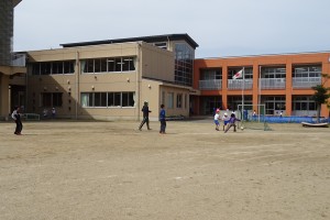 DSC05129 サッカーで遊ばない日は,ありませんね。今日もボールをひたすら追いかけていました。\\
