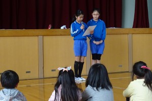 DSC05141 次にみんなで「集合ゲーム」をしました。ゲームの説明をよく聞いてから・・・