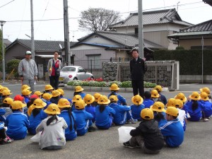RIMG1088 2校時に通学班別集会・交通安全教室を行いました。\