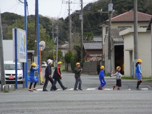 RIMG1098 一人一人がしっかり確認して横断歩道をわたります。\