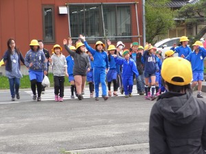 RIMG1100 広い道路をわたるときもしっかり左右確認\