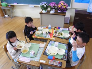 RIMG1128 小学校の給食2日目の1年生もお腹いっぱい食べています。\