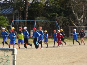 RIMG1131 みんなそろって準備運動です。このあとハードルの練習をしました。\