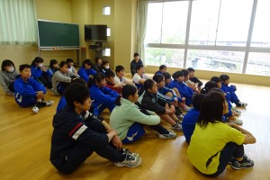 DSC04605 児童たちも、お話に聞き入っています。\