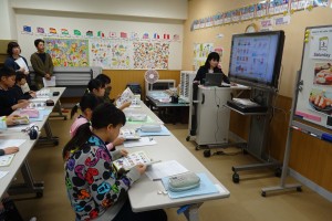 DSC04672 6年生「外国語」の授業風景(積極的にICTを利活用しています。)\